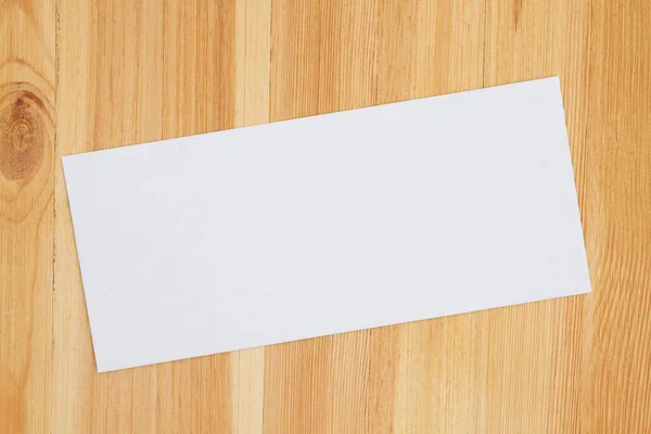Leerer Weißer Umschlag Auf Einem Holztisch Den Sie Verwenden Können — Stockfoto