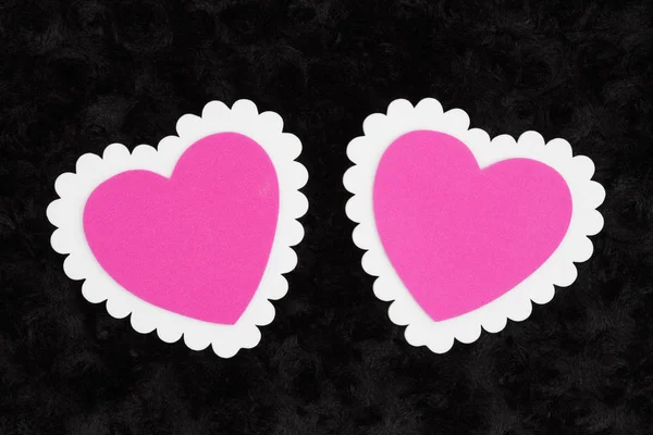 两个空白的白色和粉红色的心在黑色玫瑰纹理毛绒面料 你可以用你的信息的心 — 图库照片