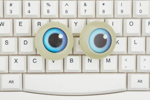 在互联网上搜索 一个键盘特写一大组眼神的眼睛 — 图库照片
