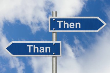 Öğrenme düzgün dilbilgisi kullanın, yol işaret gökyüzü arka plan ile daha sonra kelimelerle mavi 