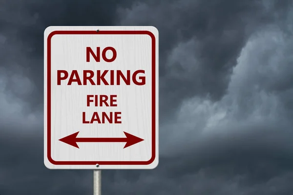 赤と白の駐車場看板 白高速道路署名本文なし駐車場火災嵐の空の背景を持つ矢印レーン — ストック写真