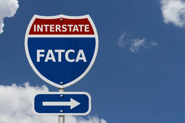 私たち外国口座税務コンプライアンス法 青に準拠テキスト Fatca 空を背景に 高速道路の道路標識 — ストック写真