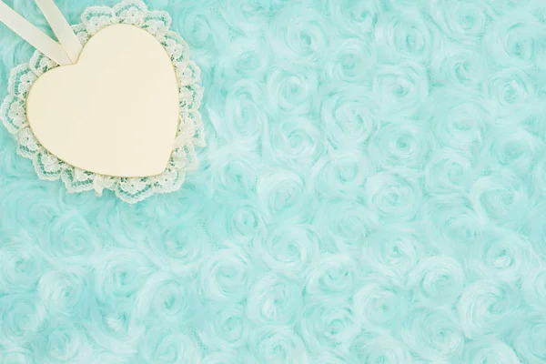Ξύλινη Καρδιά Δαντέλα Φόντο Ροζ Βελούδινα Υφάσματα Χλωμό Πετρόλ Χαμηλωμένο — Φωτογραφία Αρχείου