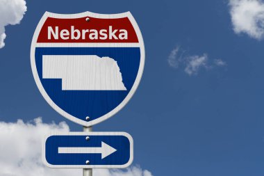 Nebraska, kırmızı, beyaz ve mavi eyaletler arası otoban yol levhası Word Nebraska ve Nebraska harita gökyüzü arka plan ile yolculuğa