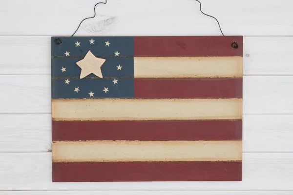 复古木头美国星和带旗子标志垂悬在风化的木头 — 图库照片