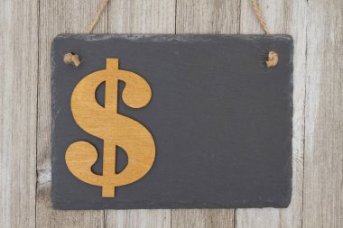 Eski moda para asılı kara tahta arka plan, mesajınız için kopya alanı ile yıpranmış ahşap arka plan asılı bir dolar işareti olan retro yazı tahtası