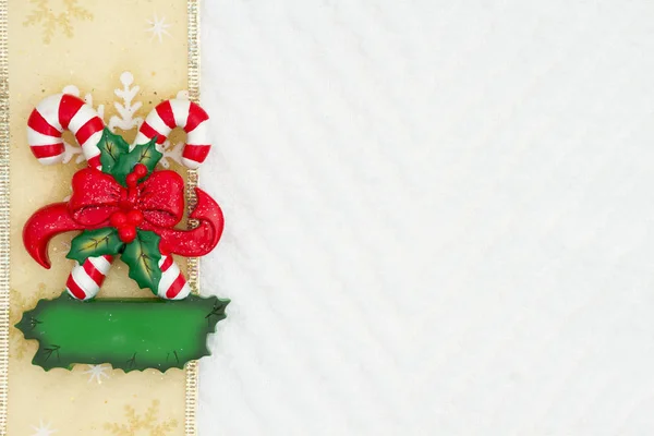 圣诞糖果藤条与一个弓与金色雪花丝带上白色雪佛龙纹理面料的背景 你可以用来作为一个模拟你的消息为圣诞节 — 图库照片