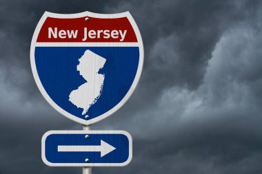 Yolculuğa New Jersey, kırmızı, beyaz ve mavi eyaletler arası otoban yol levhası word New Jersey ile ve fırtınalı gökyüzü arka plan ile New Jersey Haritası