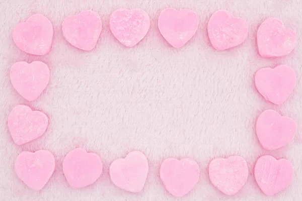 粉红色的爱的背景与粉红色的面料和糖果心背景 — 图库照片