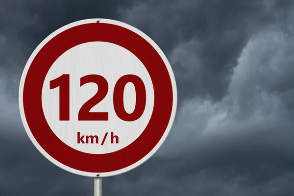 嵐の空を背景に赤と白の 120 キロ制限速度ヨーロッパ スタイル サイン — ストック写真