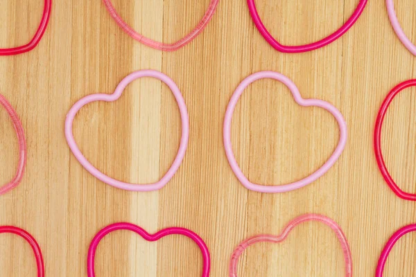 木桌上的粉红色心脏背景 — 图库照片
