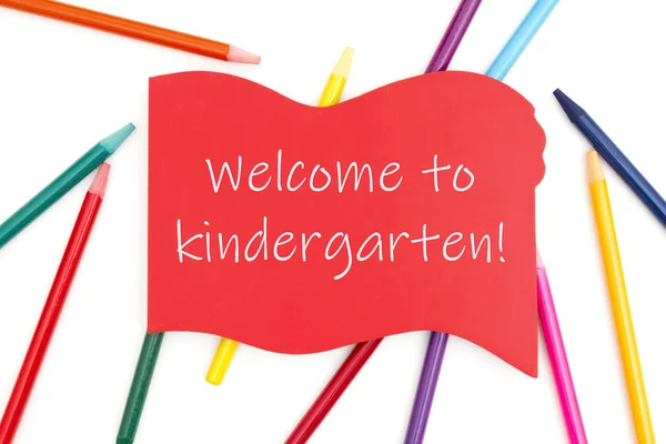 Willkommen Kindergarten Auf Rotem Holzschild Mit Farbigen Aquarellstiften — Stockfoto
