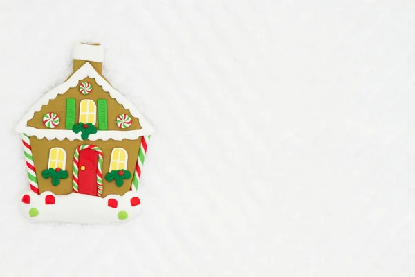 クリスマスのためのあなたのメッセージのためにモックアップとして使用できます白シェブロン テクスチャ生地背景にクリスマスのジンジャーブレッド家 — ストック写真