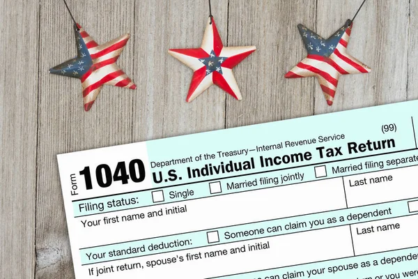 Een Amerikaanse Federale 1040 Inkomstenbelasting Belastingformulier Verweerd Hout Met Usa — Stockfoto