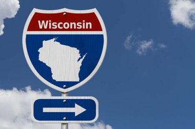 Yolculuğa Wisconsin, kırmızı, beyaz ve mavi eyaletler arası Otoban yol levhası Word Wisconsin ve gökyüzü arka plan ile Wisconsin Haritası