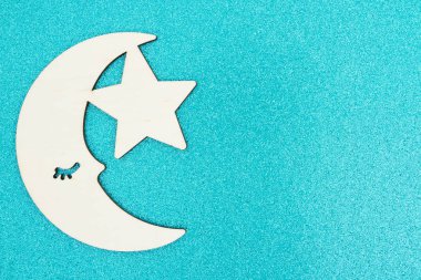 Ahşap ay ve yıldız turkuaz glitter arka plan üzerinde