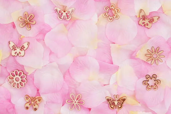 ピンクのバラの花びらと愛の背景 — ストック写真