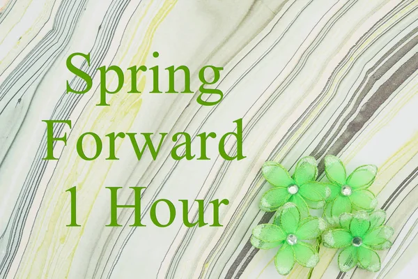 Spring forward 1 Stunde Nachricht mit grünen Blumen auf Aquarell p — Stockfoto