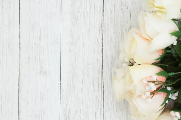 Buquê de rosas brancas em branco weathered backgro de madeira texturizada — Fotografia de Stock