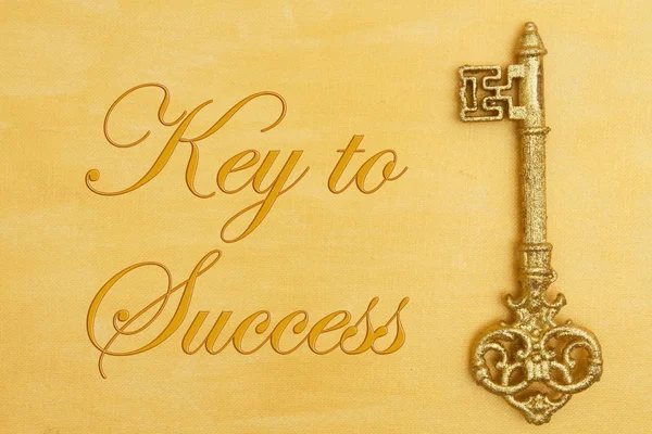 Chave para a mensagem de sucesso com mão pintada de ouro angustiado com go — Fotografia de Stock