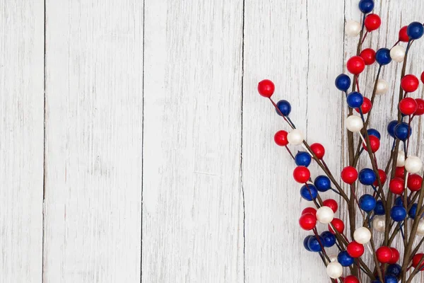 Kırmızı, beyaz ve mavi berry sprey üzerinde yıpranmış badana dokulu — Stok fotoğraf