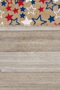 Kırmızı, beyaz ve mavi yıldız çuval bezi şerit üzerinde yıpranmış ahşap backgr
