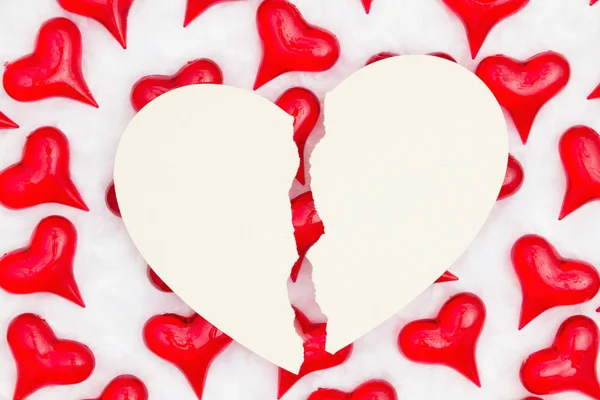 Carte di cuore rotto con cuori rossi su sfondo di tessuto bianco — Foto Stock