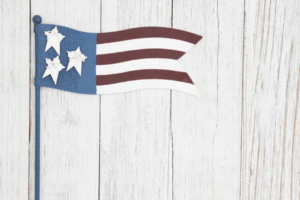 Rood, wit en blauw retro Amerikaanse vlag op verweerde whitewash t — Stockfoto