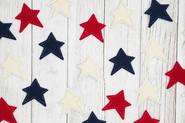 Estrelas vermelhas, brancas e azuis patrióticas em textu weathered whitewash — Fotografia de Stock