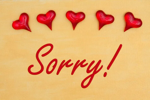 Mensagem de desculpas com corações de vidro vermelho — Fotografia de Stock