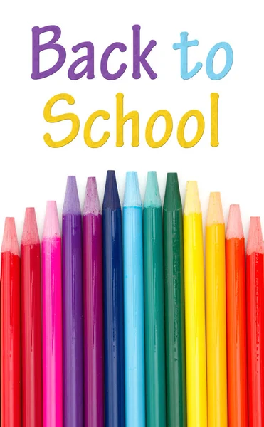 Обратно в школу сообщение с цветными акварельными карандашами — стоковое фото