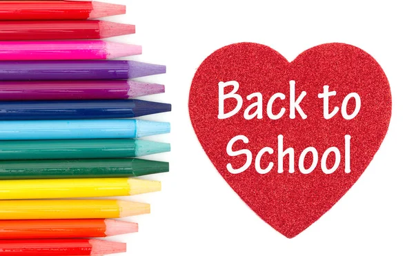Voltar à mensagem da escola no coração vermelho com penc aquarela colorido — Fotografia de Stock