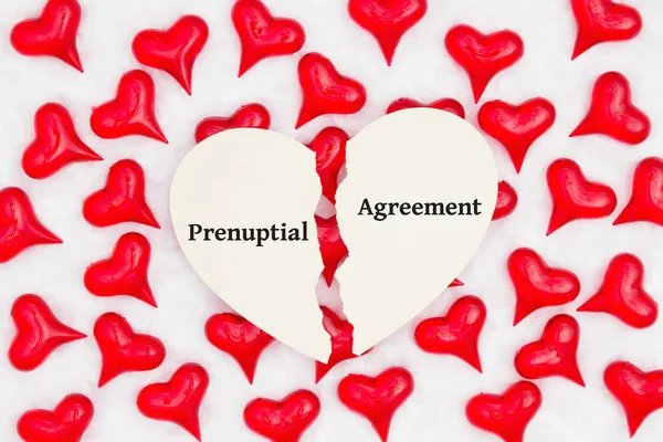 Beyaz kumaş üzerine kırmızı kalpler ile evlilik öncesi anlaşma kartı — Stok fotoğraf
