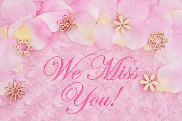Te extrañamos Mensaje con pétalos de flores en rosa pálida felpa —  Fotos de Stock