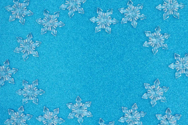 Copos de nieve sobre un fondo de brillo azul —  Fotos de Stock