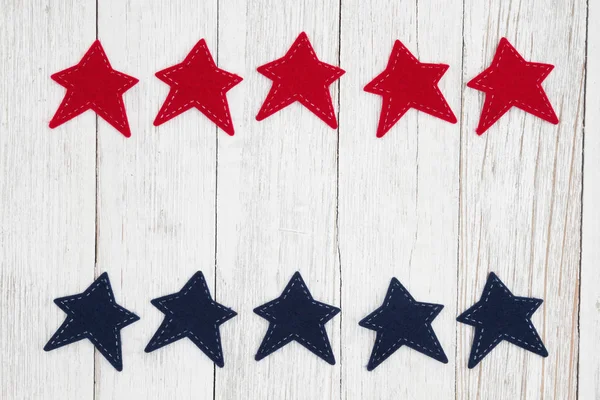 Estrellas rojas y azules sobre fondo de madera texturizada blanqueada envejecida —  Fotos de Stock