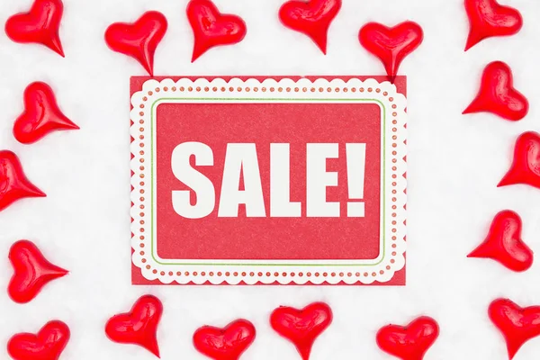 Dia dos Namorados mensagem de venda no cartão de saudação com corações vermelhos em — Fotografia de Stock