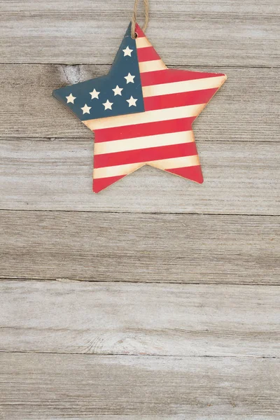 Bandera vieja patriótica de Estados Unidos sobre un fondo de estrellas y madera envejecida — Foto de Stock