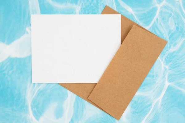 Leere weiße Grußkarte mit braunem Umschlag — Stockfoto