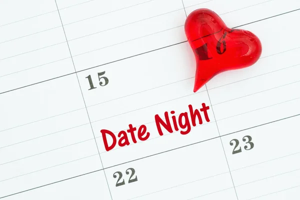 Planning van uw datum night met een kalender met een rood hart — Stockfoto