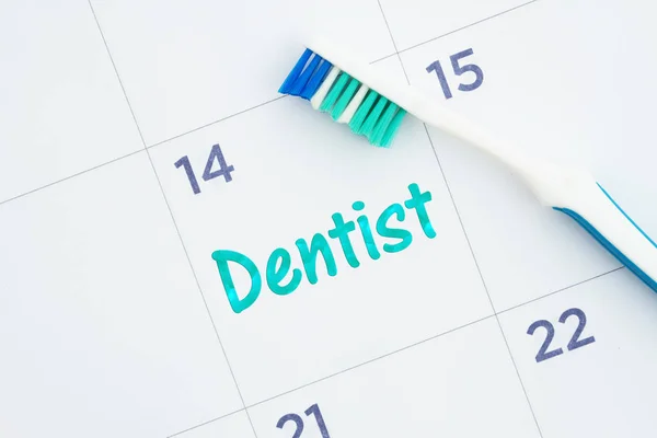 Plant een tandarts afspraak bericht op een agenda met een toeten — Stockfoto