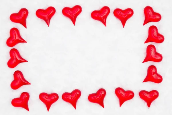 Κόκκινες καρδιές σε φόντο λευκό ύφασμα — Φωτογραφία Αρχείου