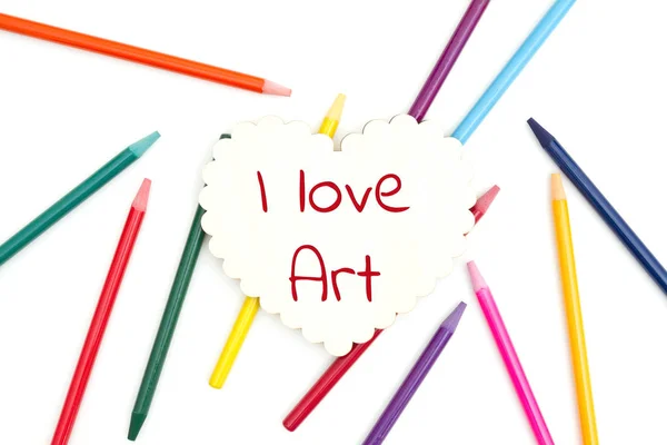Eu amo mensagem de arte no coração de madeira com lápis de aquarela coloridos — Fotografia de Stock