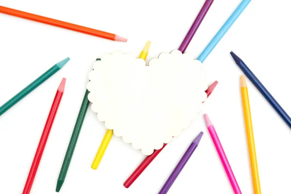 Lápices de acuarela de colores con corazón de madera aislado sobre blanco — Foto de Stock