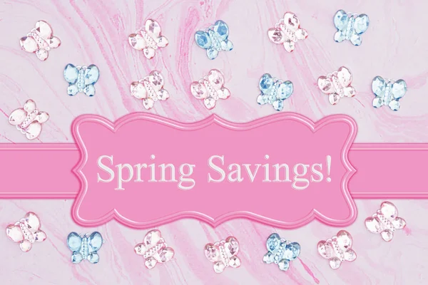 Послание Spring Savings с розовыми и синими стеклянными бабочками на p — стоковое фото