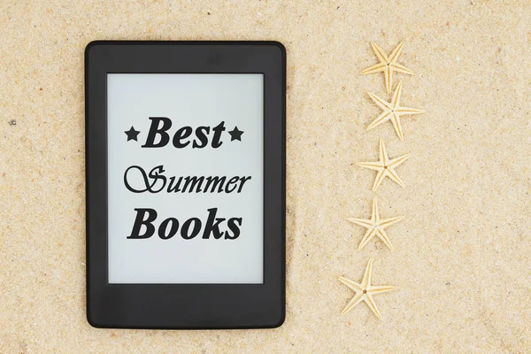 An e-reader on the beach for your summer reading with five starf — Stock Photo, Image