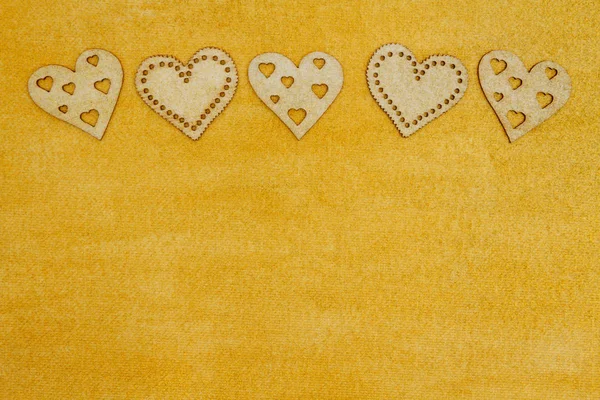 Ξύλο καρδιές στο χέρι ζωγραφισμένο συντετριμμένη χρυσό φόντο — Φωτογραφία Αρχείου