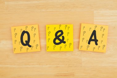 Q&A dokulu masa ağacından üç Yapışkan nota