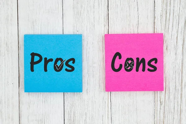 Pros and Cons on two sticky notes  on weathered whitewash textur — Stock Photo, Image