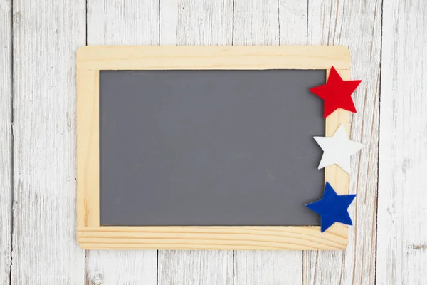 Blank schoolbord met sterren op verweerde witgekalkte textuur hout — Stockfoto